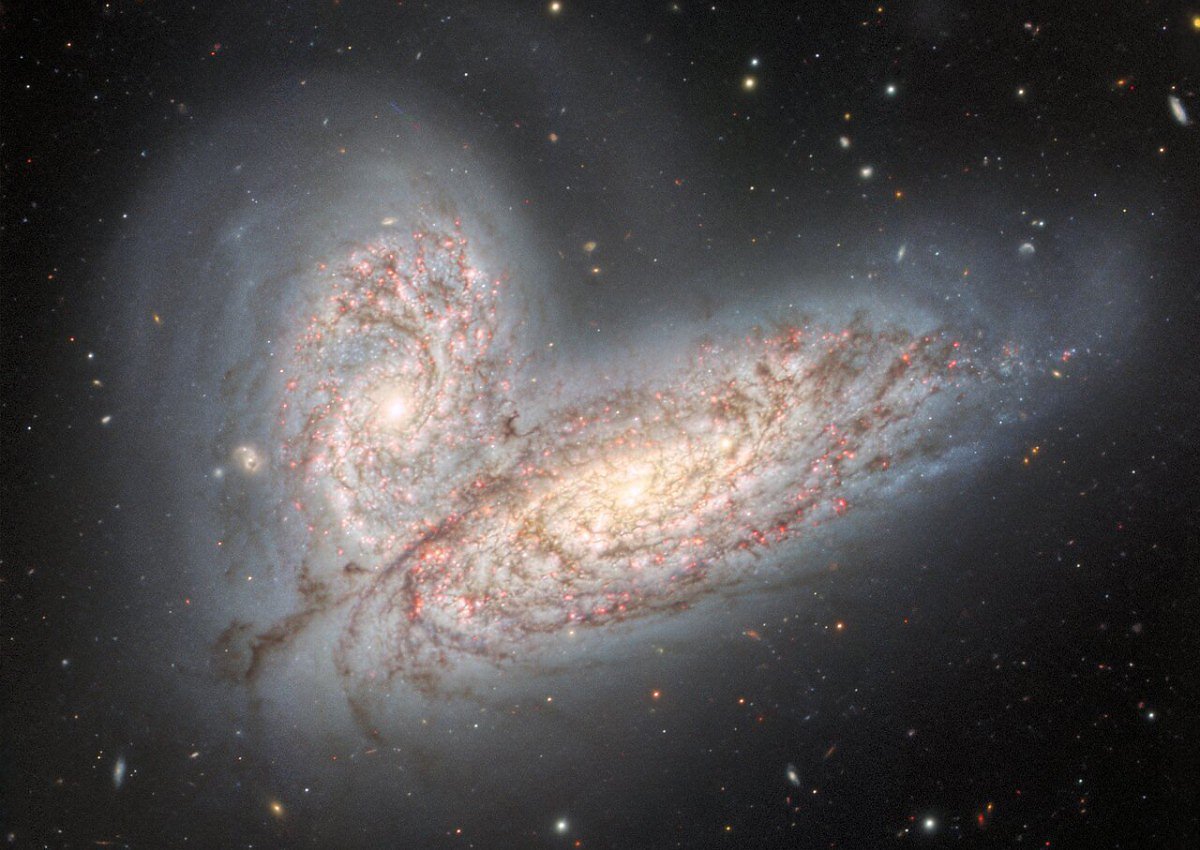 Slučující se pár galaxií NGC 4568 a NGC 4567