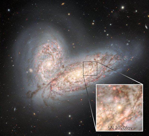 Slučující se pár galaxií NGC 4568 a NGC 4567 a supernova SN 2020fqv 