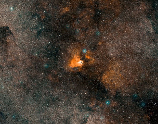Snímek mlhoviny Omega (M 17) z archivu DSS