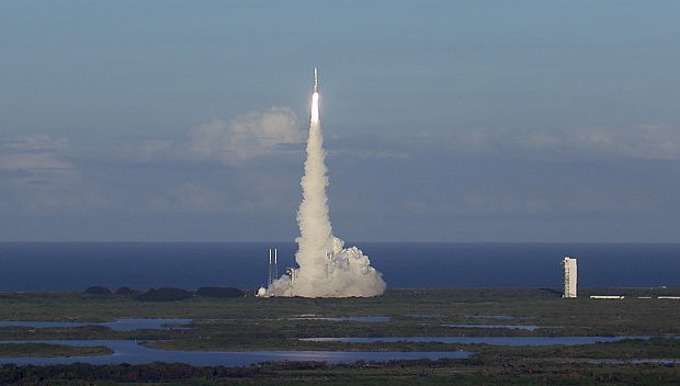 Start kosmick sondy s pomoc rakety Atlas 5