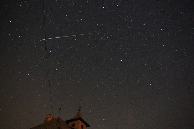 Jasný meteor nad chatou Slaná voda