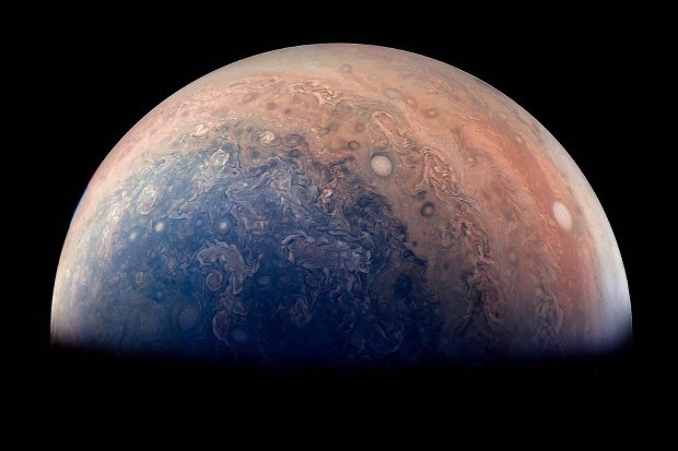 Jupiter, jižní pól planety ze sondy Juno