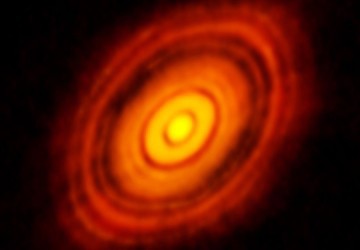 ALMA  snmek protoplanetrnho disku kolem hvzdy HL Tauri