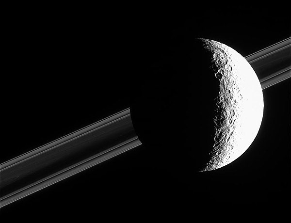 Rhea, na pozadí Saturnovy prstence