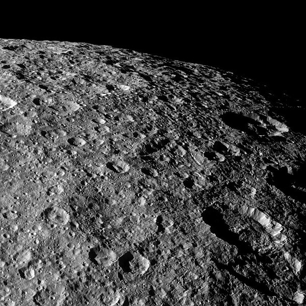 Rhea, detail povrchu měsíce
