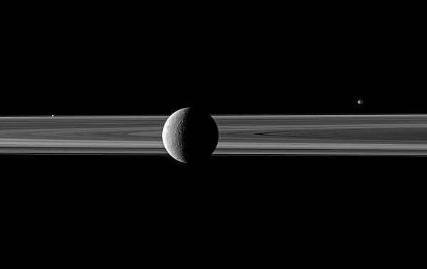 Rhea a Saturnovy prstence