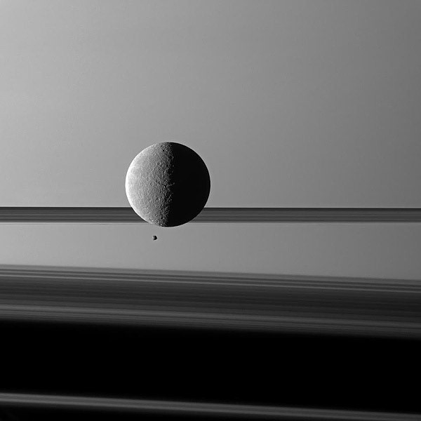 Rhea nad povrchem Saturnu