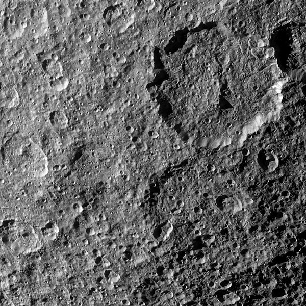 Rhea, detail povrchu měsíce