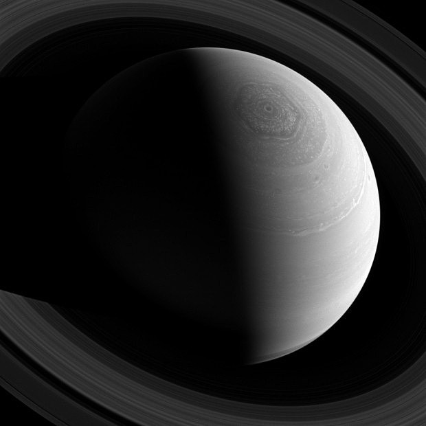 Saturn, hexagon a prstence