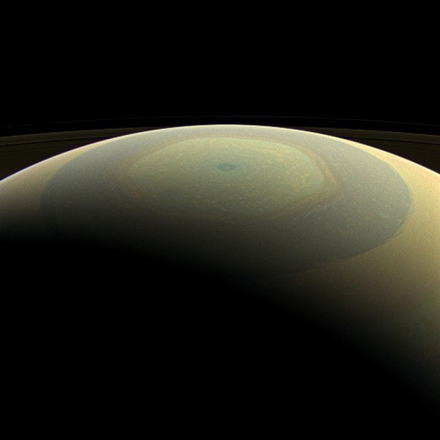 Obří bouře na Saturnu, zpoza planety prosvítají prstence