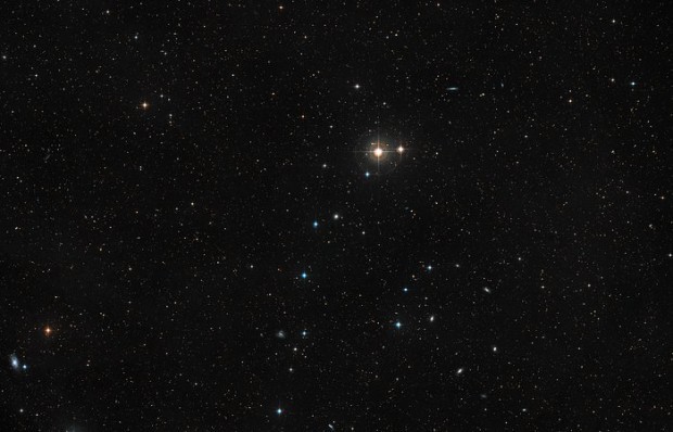 Snmek oblohy kolem galaxie NGC 4993 z archivu DSS