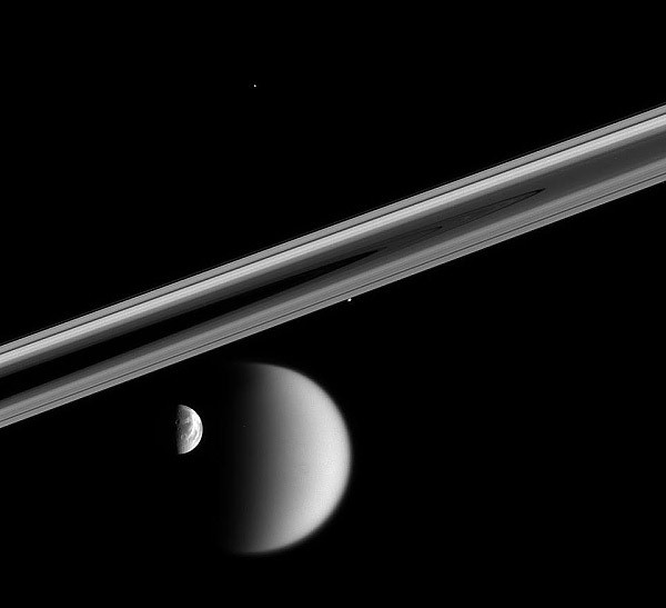 Měsíce Titan, Calypso a Telesto se Saturnovými prstenci