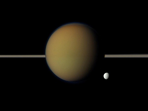 Tethys s měsícem Titan a Saturnovými prstenci