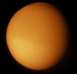 Titan s typickým oranžovým nádechem