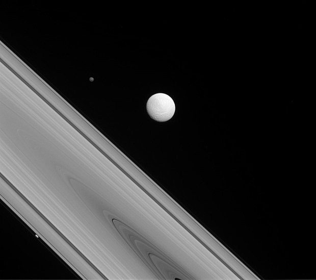 Tethys, Hyperion a Prometheus z Cassini
