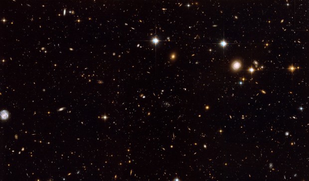 Galaxie Pavuina a jej okol (cel snmek kamerou ACS)
