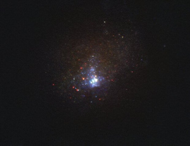 Kinmanova trpasličí galaxie na snímku z kosmického teleskopu HST
