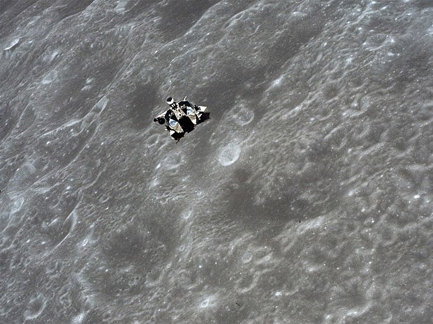 Apollo nad povrchem Měsíce