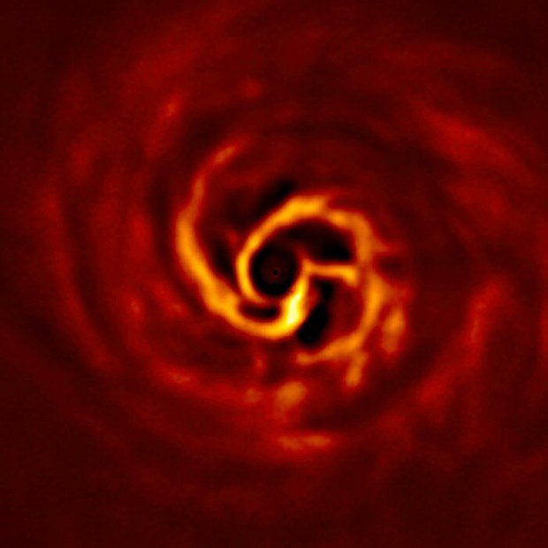 Vnitřní část disku kolem hvězdy AB Aurigae na snímku z přístroje SPHERE