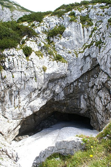  Nad vchodem do ledové jeskyně Feuertal