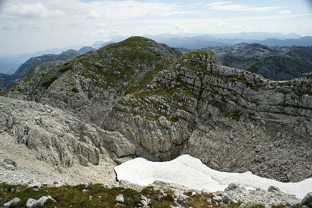 Krasová jáma s vrcholem Schönberg