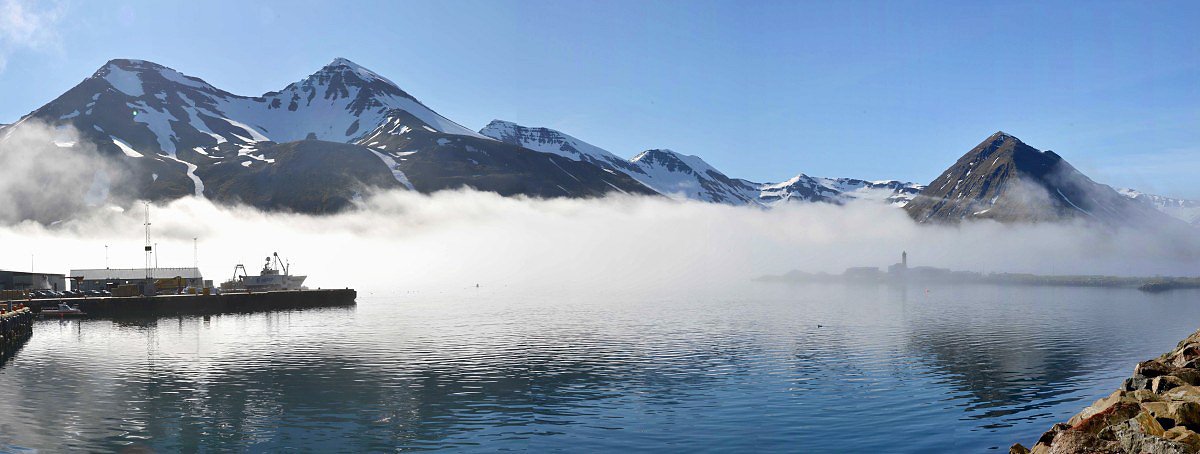 Mlhavé ráno v zálivu Siglufjordur