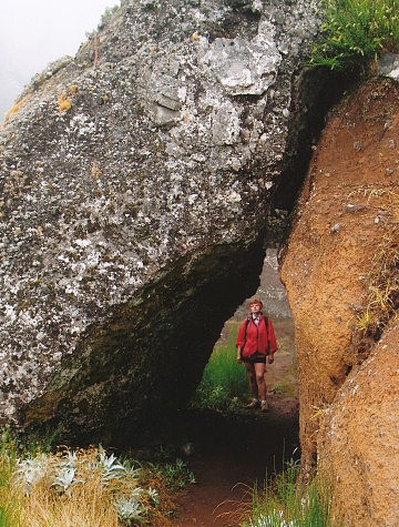 Stezka na vrchol Madeiry vede skalní bránou z rozličných sopečných hornin