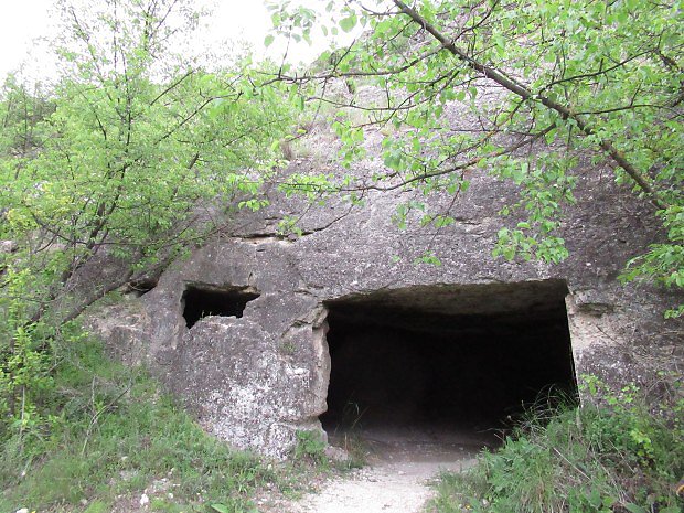 Sacharna, jeskyně