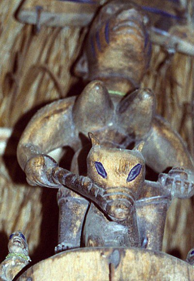 Vodun je v Beninu takřka všudypřítomný, o čemž mimo jiné svědčí množství ochranných sošek