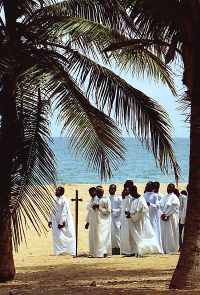 Velikonoční bohoslužba Nebeské církve Kristovy na pláži města Cotonou. Benin.