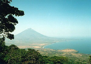 Volcán Concepción z náprotivného Volcán Maderas