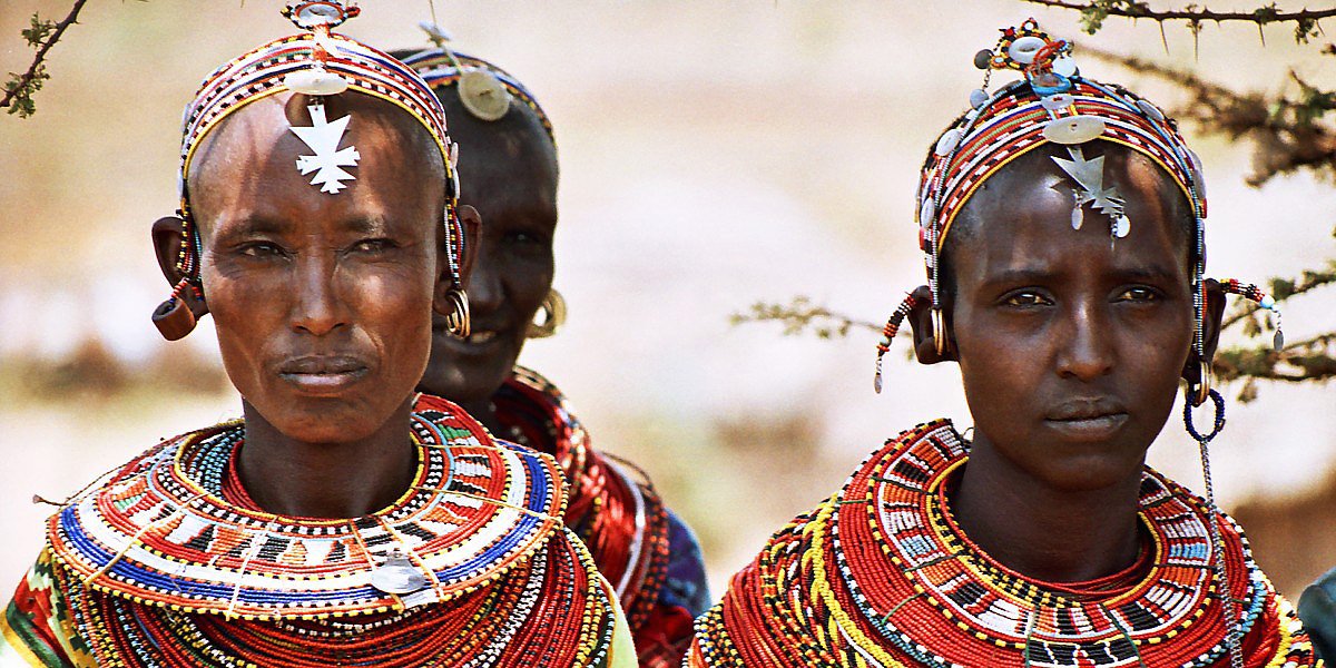 Samburské ženy s tradičním křížem na čele v Keni