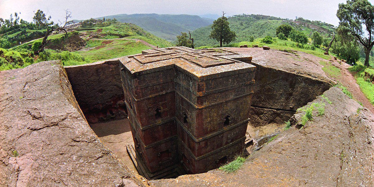 Kostel sv. Jiří vytesaný do půdorysu rovnoramenného kříže v etiopské Lalibele