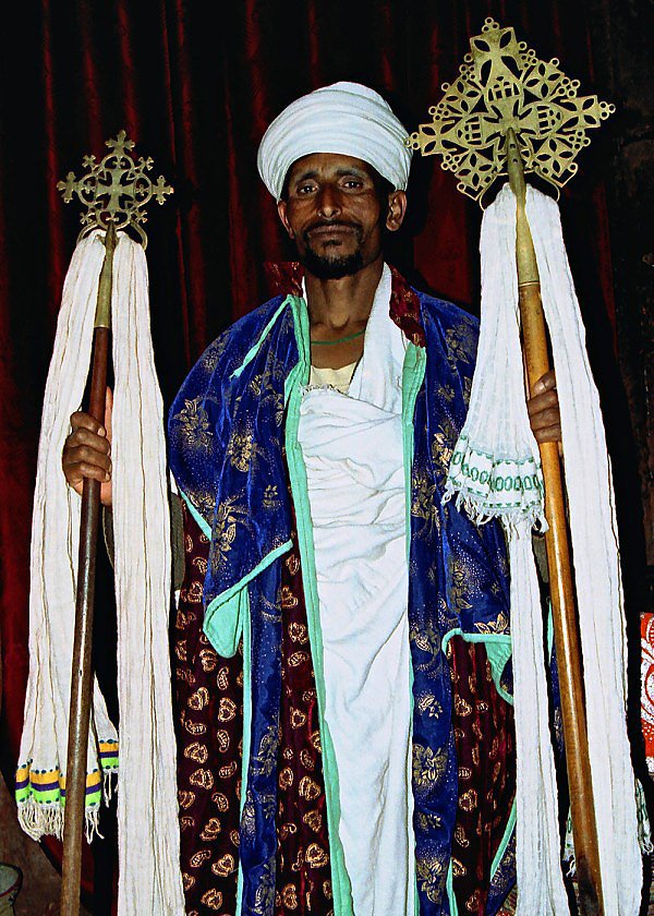 Etiopský kněz se zdobenými kříži