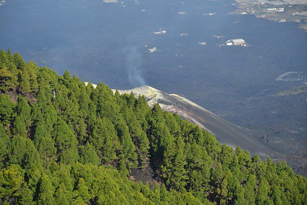 Pohled z vrcholu Pico Birigoyo (1807 m) na vulkn Tajogaite (1120 m)