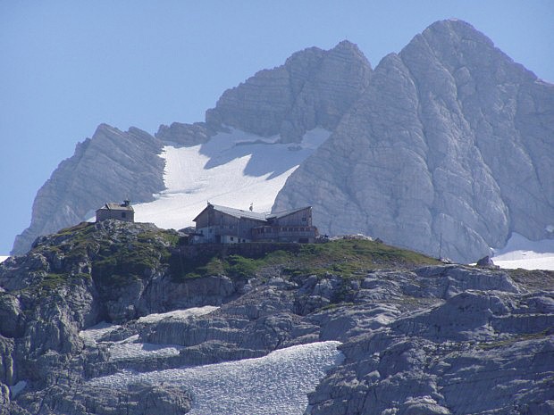 Chata Simonyhtte s pohledem na Dachstein (Foto: Alpenverein Austria)