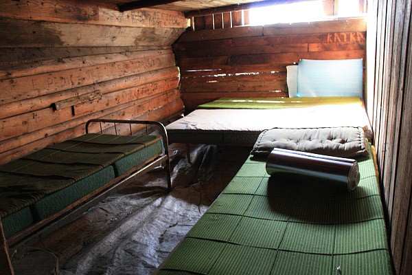 V oddělené místnosti naleznete čtyři postele i s matracemi