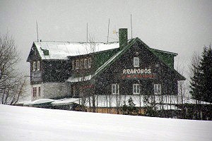 Horská chata Krakonoš ve sněhové vánici …