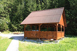 Vyšný tajch, bouda v Ľubochnianské dolině