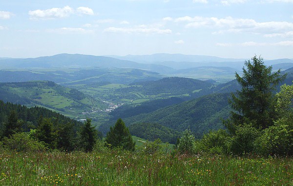 Pohľad z Buče na juh: v údolí Lipovce, na obzore Volovské vrchy