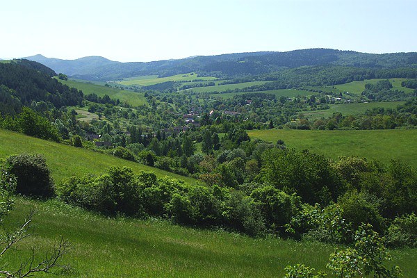 Dedinka v údolí Klenov pod Bujanovskými vrchmi (Čierna hora)