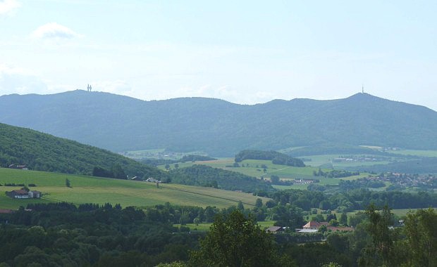 Hoher bogen - vlevo vrch Schwarzriegel, vpravo Burgstall
