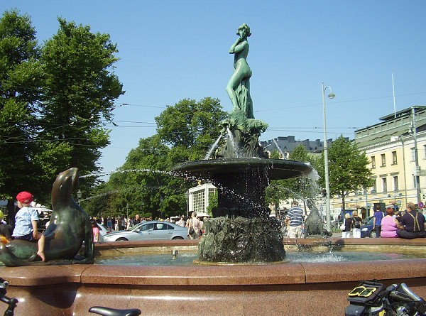 Socha mořské víly na  náměstí Kaupaatori, Helsinky