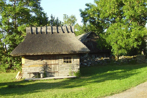Ostrov Muhu, Linnuse, muzeum u větrného mlýna  Eemu