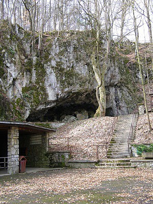 Vstup do jeskyní, jeskynní troska Zátvořice a další schody