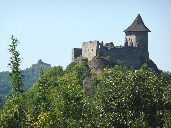 Šomoška, v pozadí hrad Šalgó