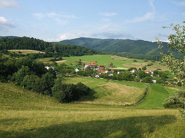 Veľké Pole, na obzore Vtáčnik