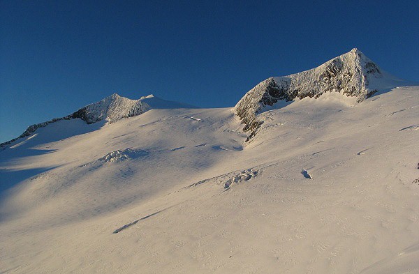 Ľadovec- v strede v pozadí zasnežený vrchol Großvenedigeru