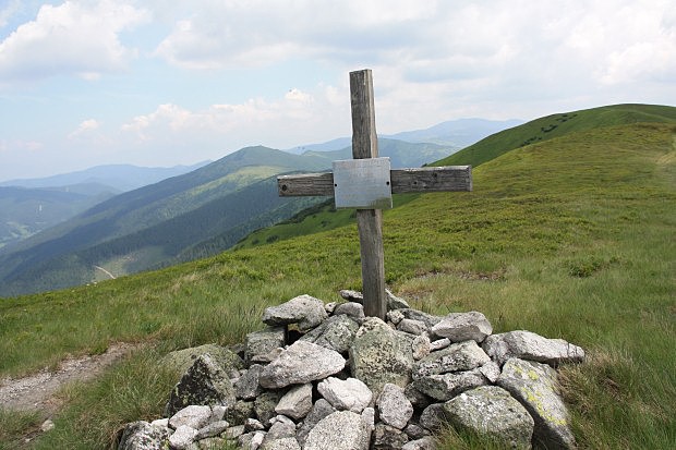 Křížek v sedle pod vrcholem Košarisko