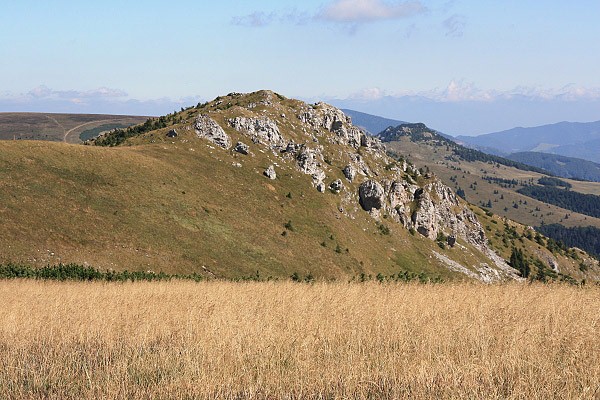 Suchý vrch a vpravo Čierny kameň